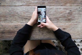 pessoa acessando aplicativo do instagram no smartphone