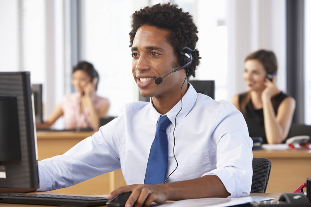 atendente de telemarketing realizando atendimento