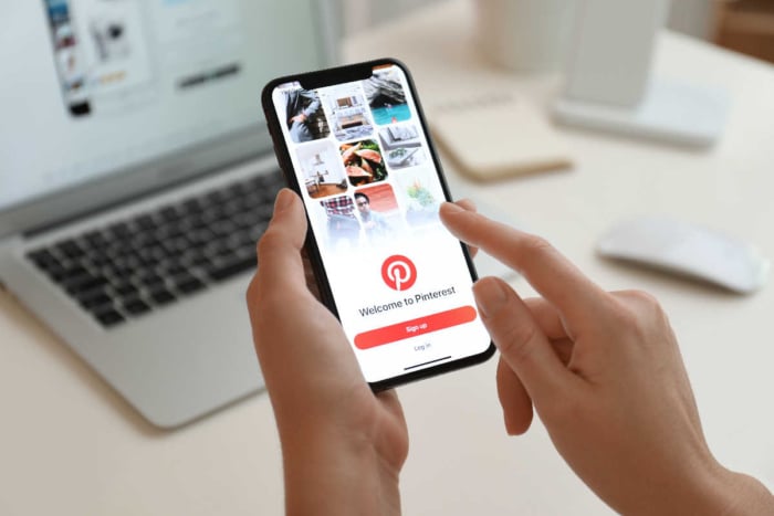 Uma pessoa mechendo no pinterest pelo celular