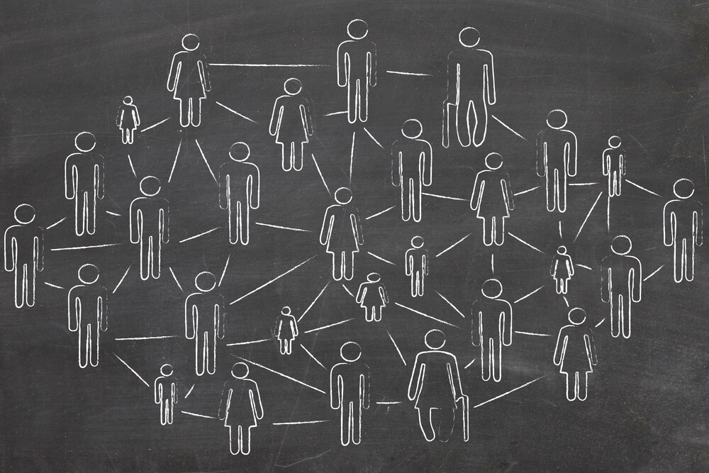 bonecos desenhados em giz e interligados