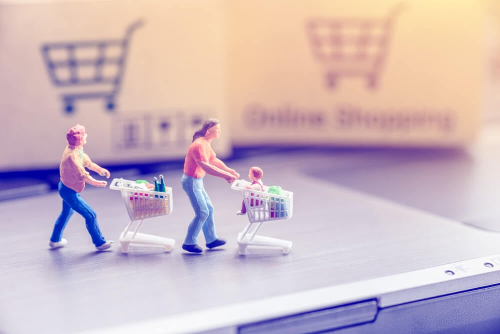 bonecos representando compras