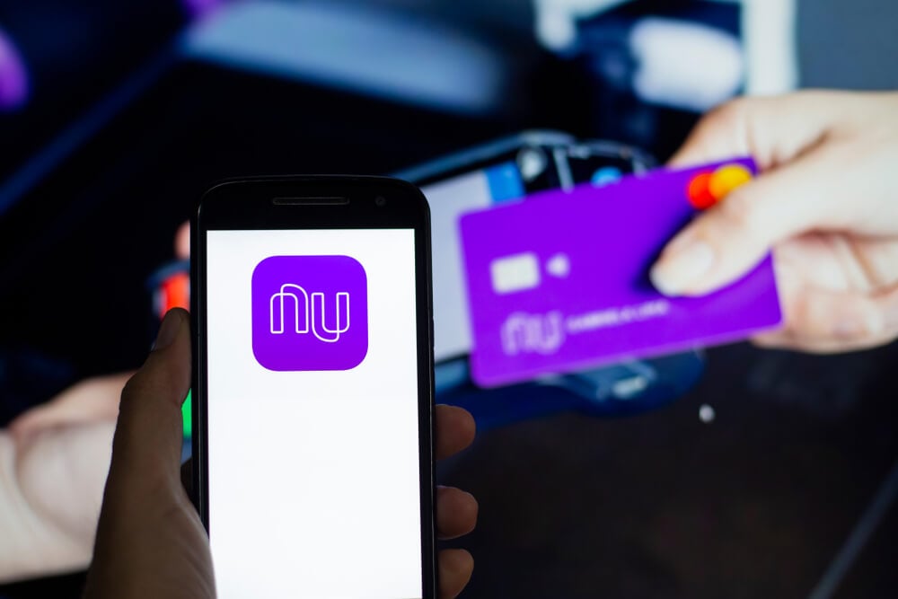 cartão junto de smartphone acessando aplicativo de Internet Banking da empresa NuBank