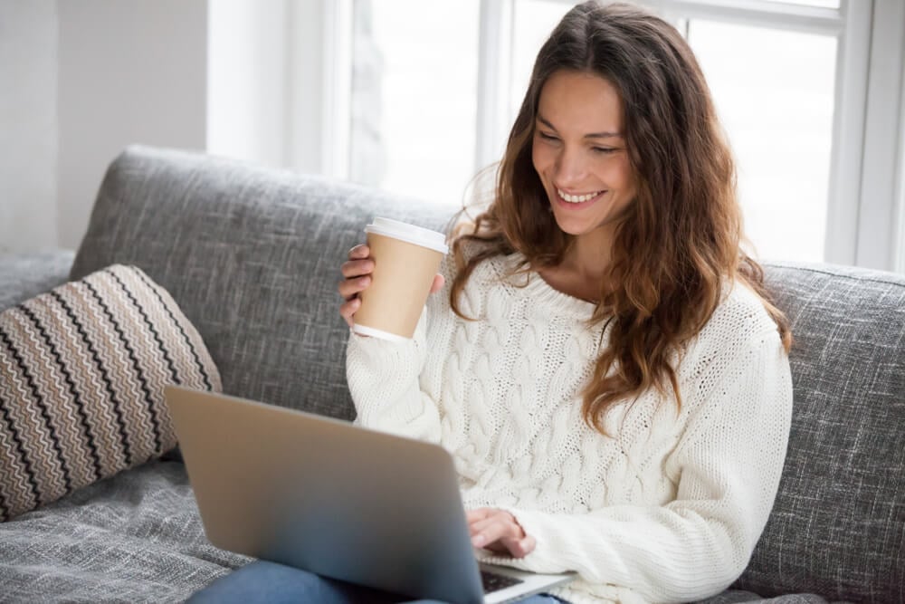 cliente em canal de atendimento virtual em laptop