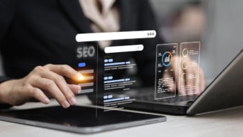 Professionnel du marketing numérique utilisant une interface SEO virtuelle avec graphiques de performance.