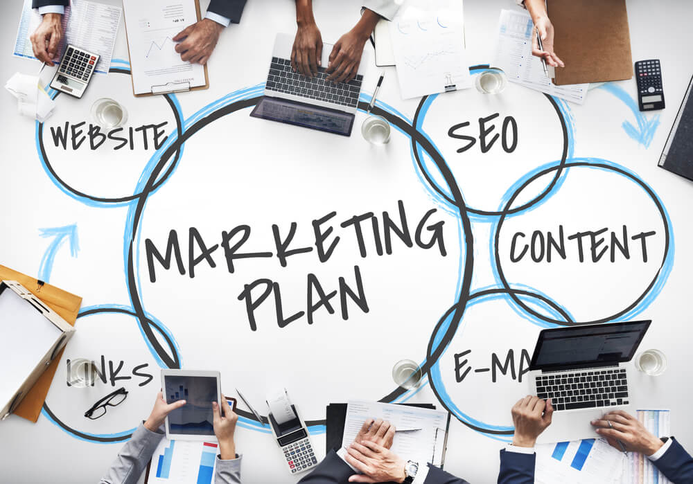 diferença da estratégia para o plano de marketing