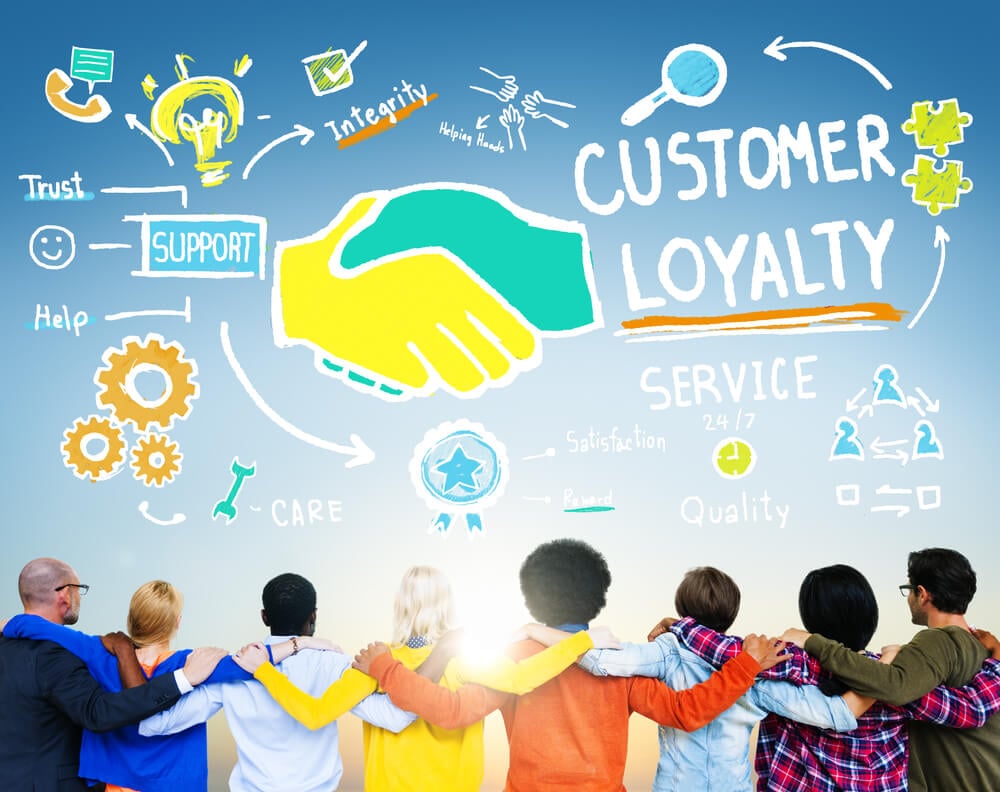 equipe em abraço e ilustração sobre fidelização de cliente