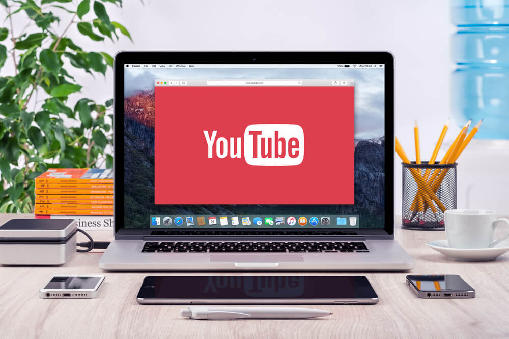 escritório com laptop acessando ao Site Youtube