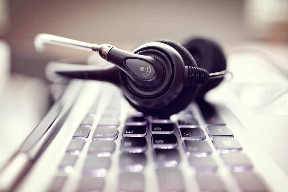 fone com microfone sob teclado de laptop