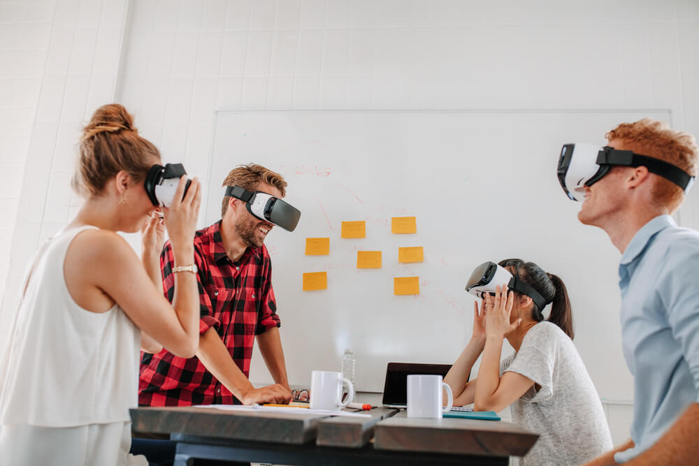 grupo usando óculos de realidade virtual