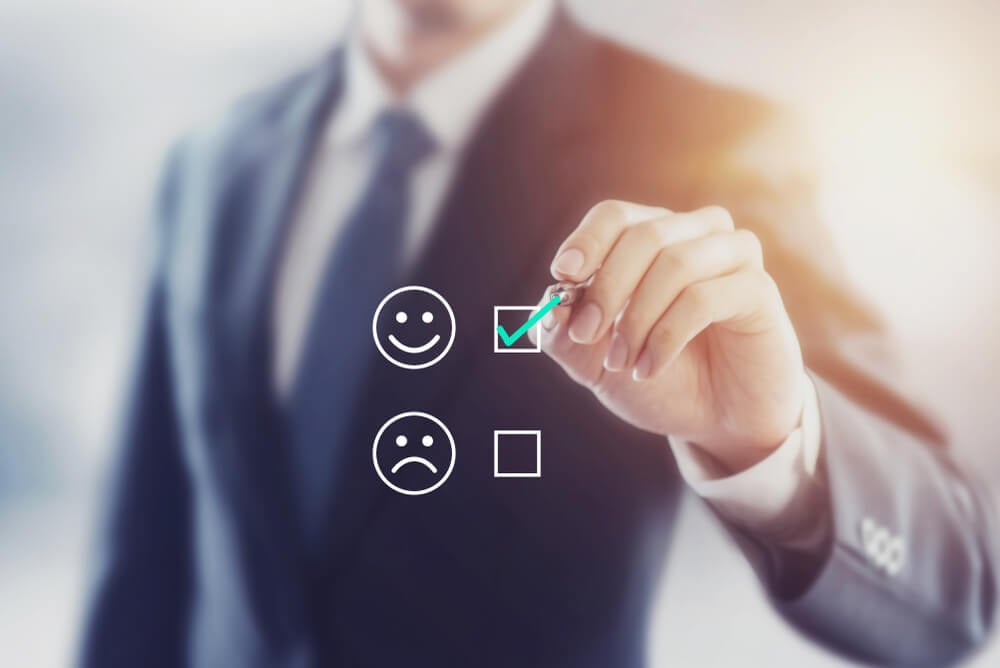 homem assinalando classificação positiva