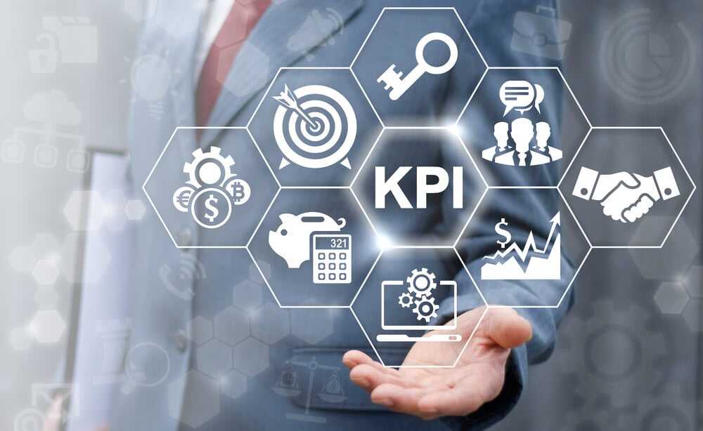 homem assinalando símbolos relacionados à métricas de resultados e KPI