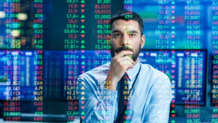 homem executivo concentrado em painel de dados