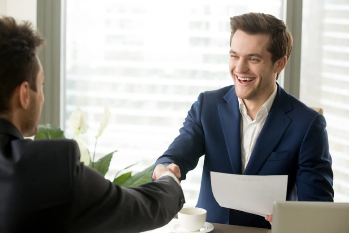 homem executivo cumprimentando cliente fiel