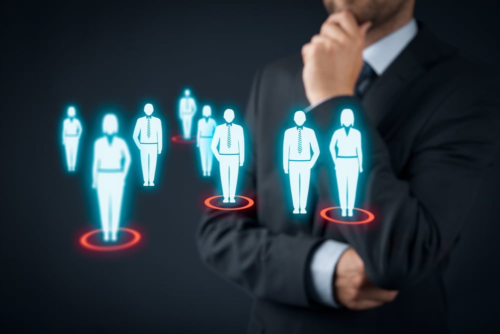 homem executivo em pose pensativa em fundo e ilustraçoes de pessoas simbolizando relacionamento no marketing