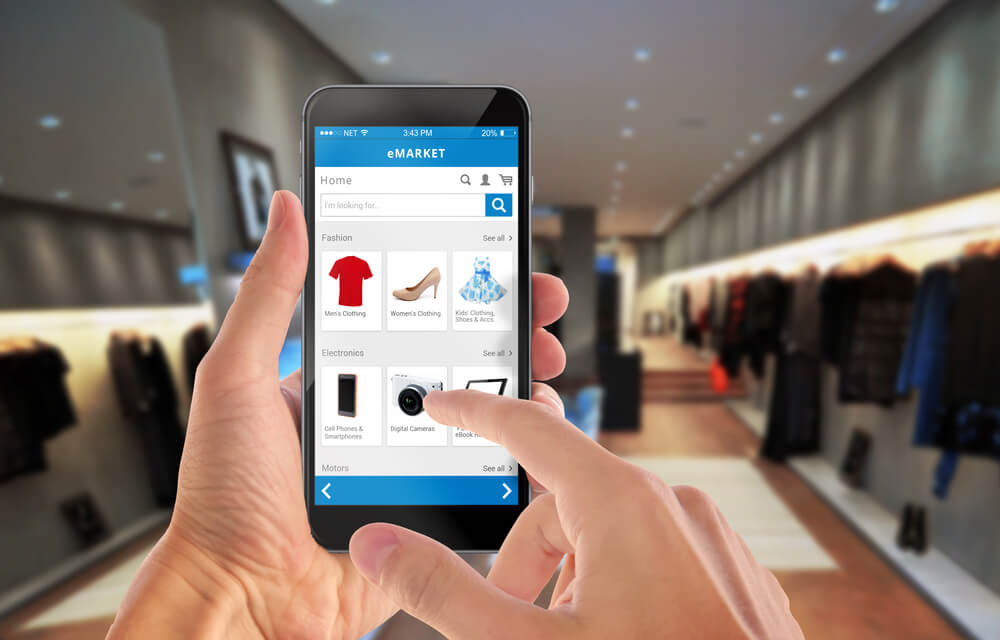 ilustraçao de maos segurando smartphone em pagina de e-commerce 