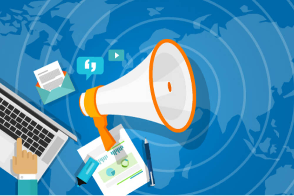 ilustraçao de megafone e laptop simbolizando relaçoes publicas na visibilidade da marca