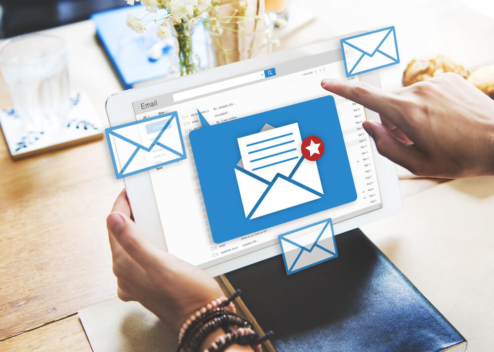 ilustração sob foto de email marketing