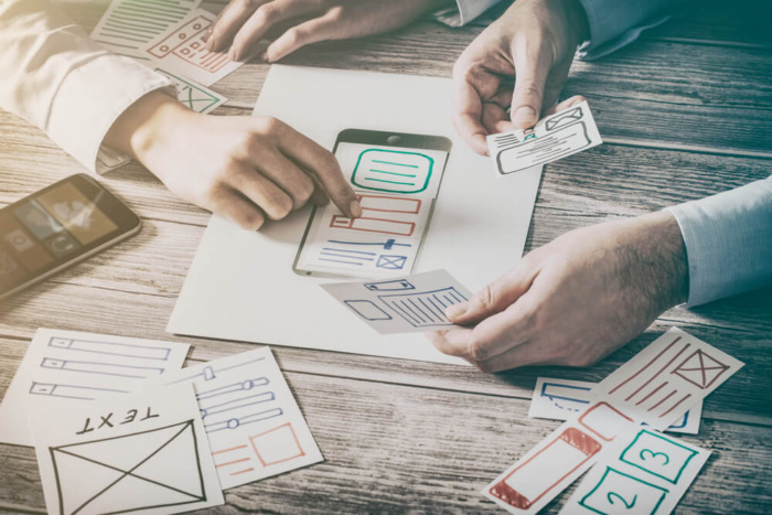 grupo de pessoas trabalhando em elementos de user interface