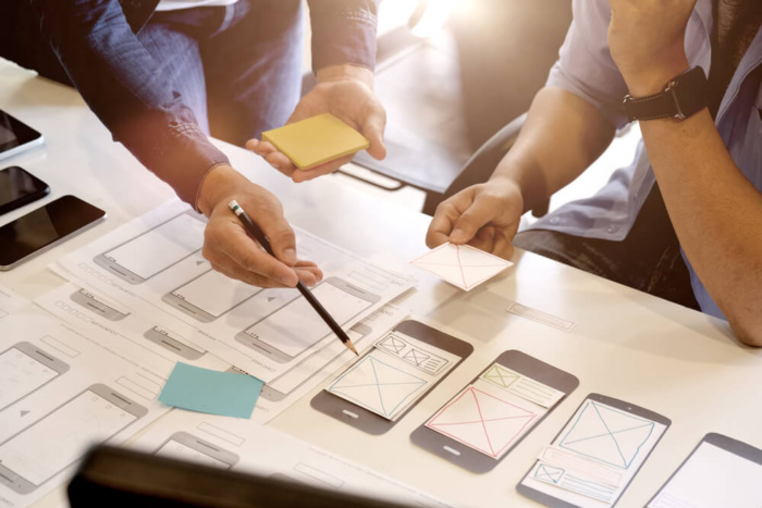 pessoas trabalhando em grupo ui designers	