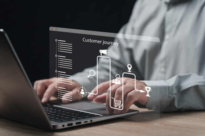uma pessoa em uma jornada de compra pelo notbook