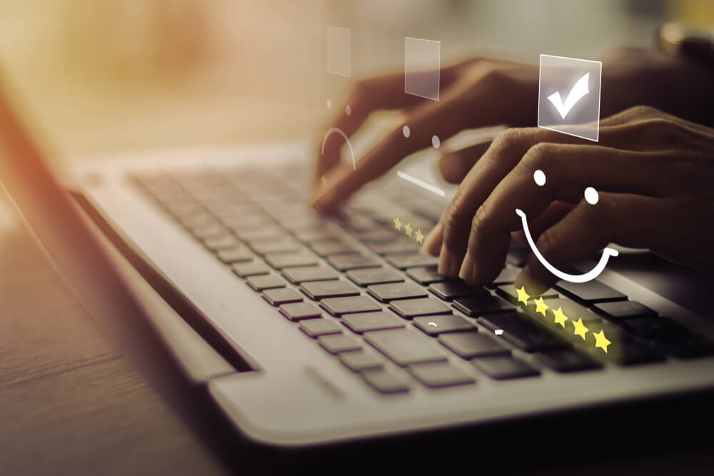 laptop com sobreposição de imagem de classificação positiva