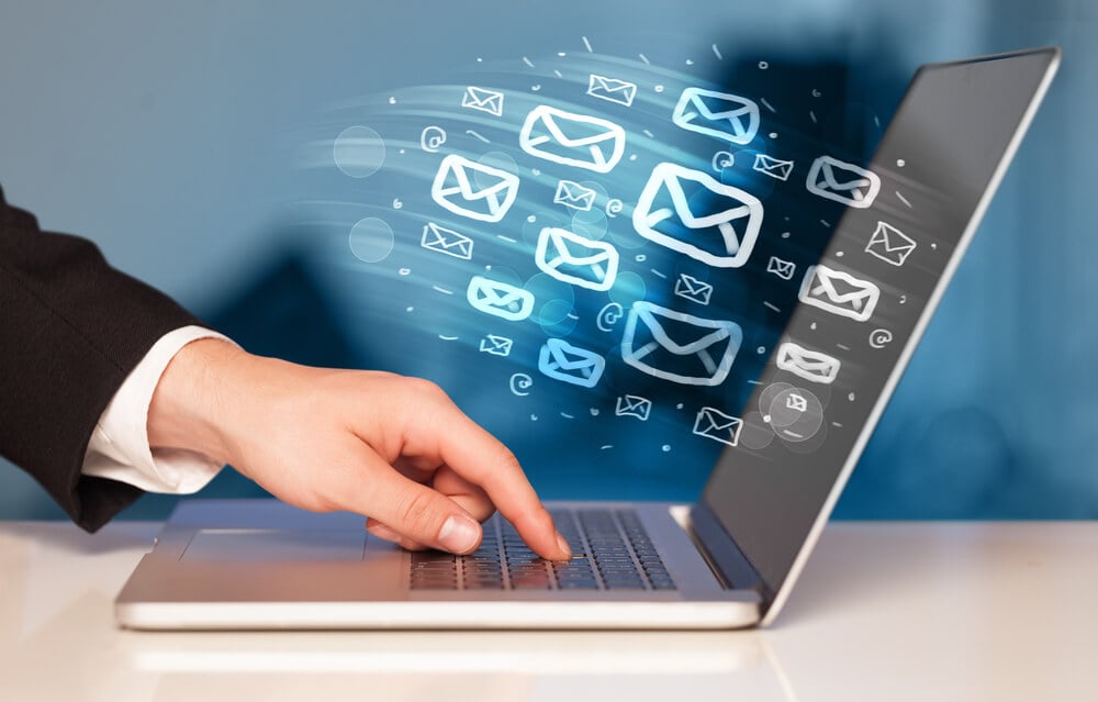 laptop e ilustrações de emails