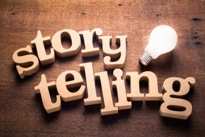 letras em madeira formando a palavra storytelling