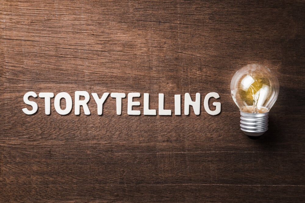 letras montando a palavra storytelling ao lado de lampada