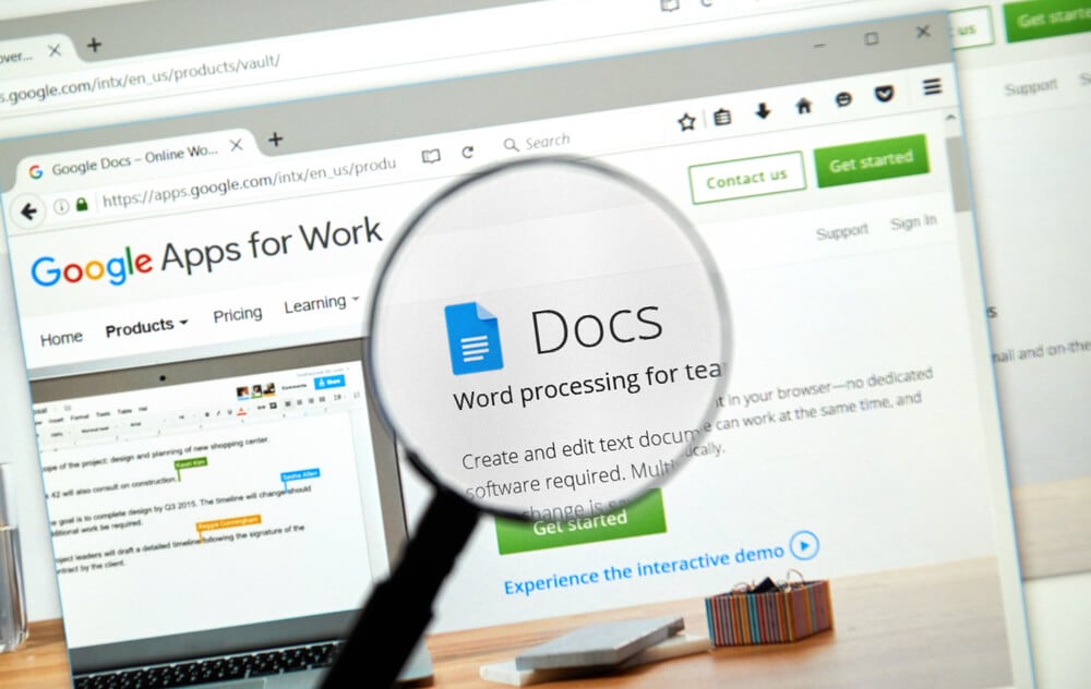 lupa ampliando a palavra docs em tela de laptop no site google