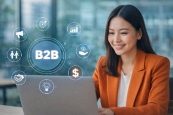 uma mulher sorrindo vendo algo sobre marketing b2b
