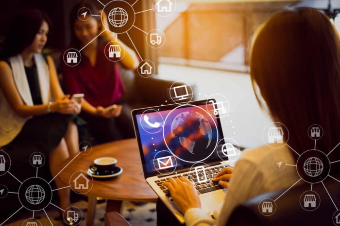 Pessoas focadas em marketing omnichannel