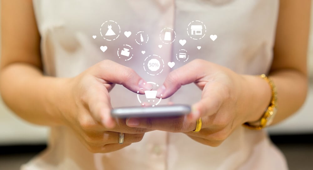 mulher segurando um celular compra pelo marketplace