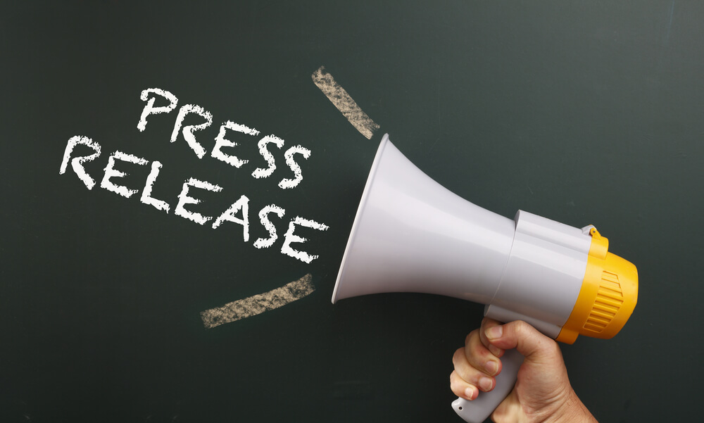 megafone e título Press Realease escrito em giz