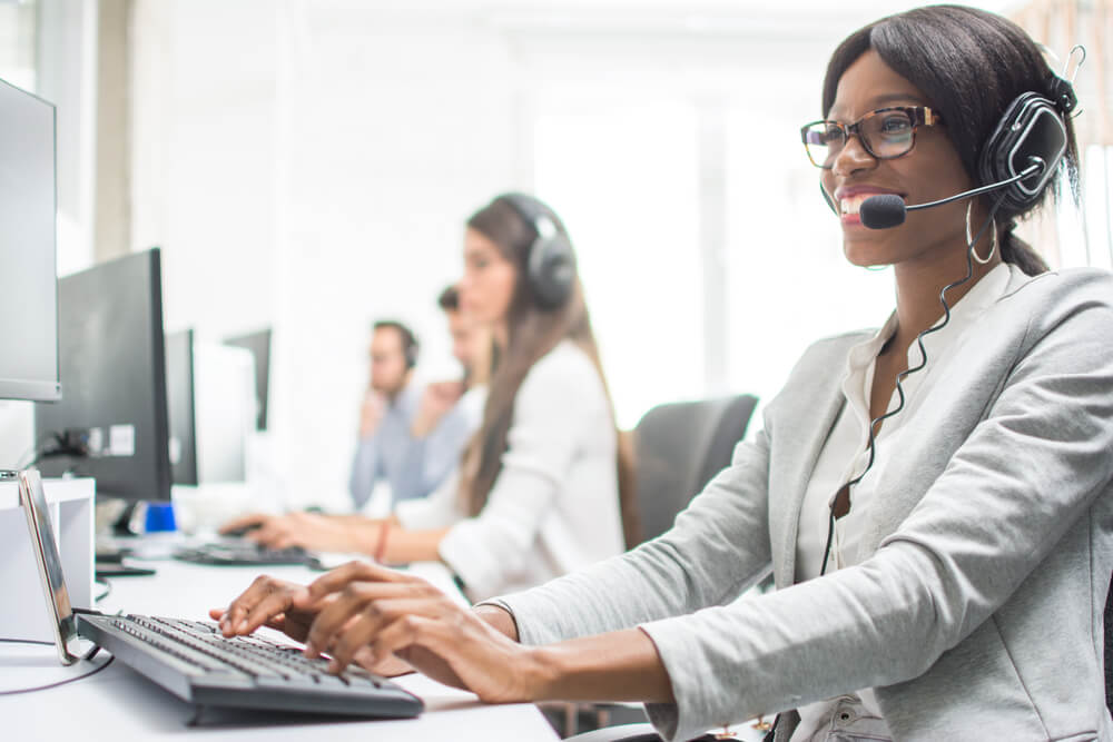 mulher em mesa executiva realizando atendimento virtual