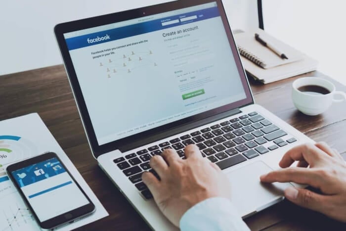 páginas de login à rede social Facebook desktop e mobile