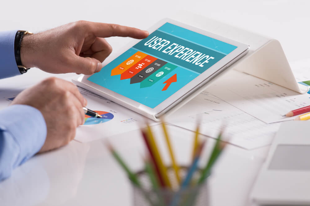 profissional acessando arquivo de user experience