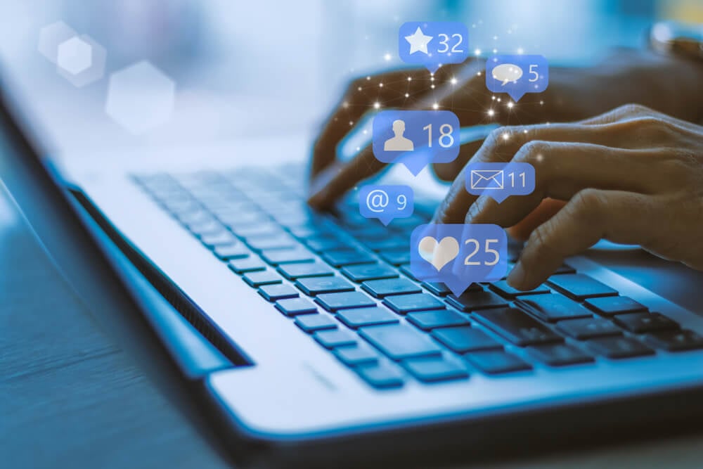 redes sociais em laptop