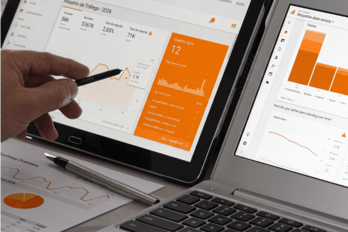  telas com dashboards de análise de dados e gráficos em laranja, indicando monitoramento de desempenho e comportamento do público.