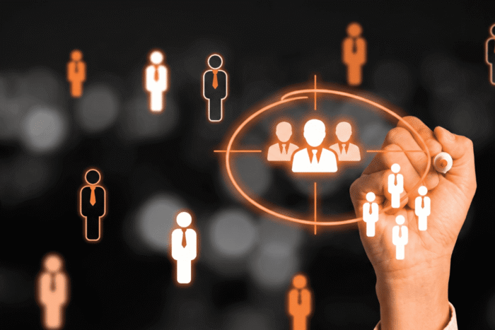 ilustração digital de pessoas com destaque em um grupo central dentro de um alvo, representando identificação do público ideal.